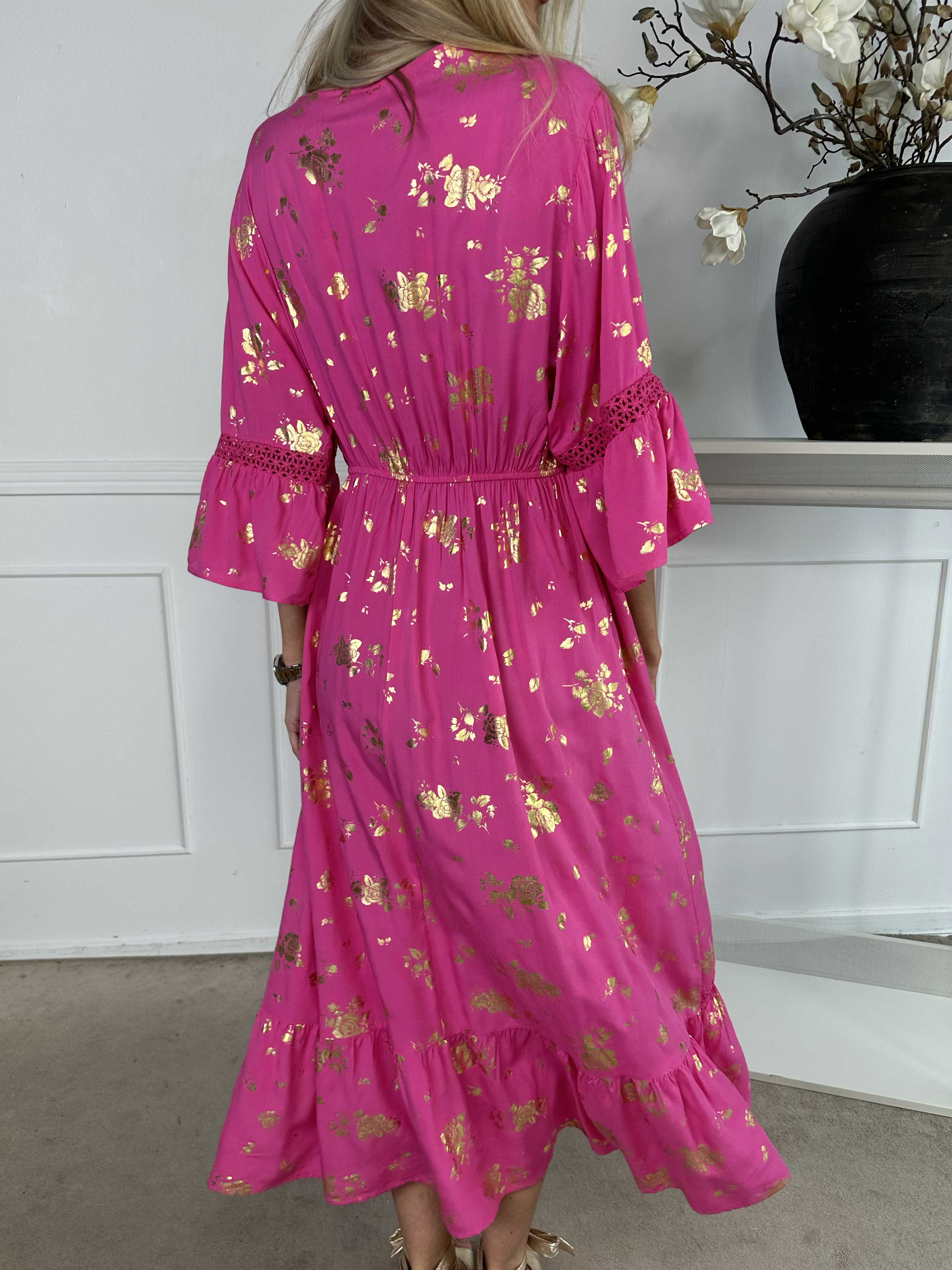 Pernilla - Klänning med guldfärgade blommor och broderier